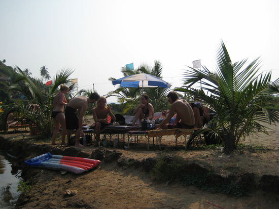 eine kleine party am suesswasser see in arambol