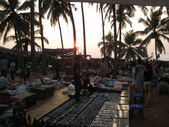 der bekannte anjuna flea market am mittwoch. es hat riesig spass gemacht und ich wurde auch fuendig. ein zara (ja zara!) kleid fuer 7.-