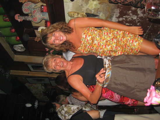 in einem der verruecktesten restaurants, das ich je wahr! (tschuldigung, schaffs nicht das foto zu drehen)