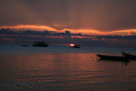 alltaeglicher sonnenuntergang am sairee beach