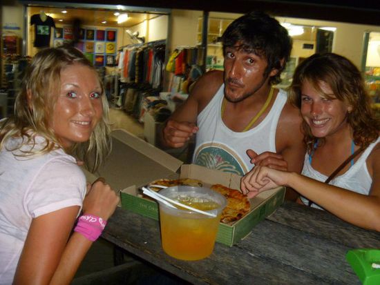 sofia, omar und ich in der office bar.