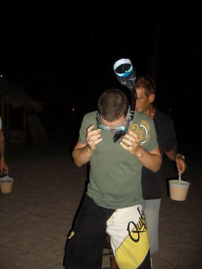 snorkel test mit tom. steht mir auch noch vor in etwa 4 wochen. beim abschluss vom divemaster wird mit schnorchel einen bucket getrunken mit allem moeglichen drin. vodka, gin, whisky, tabasco, eier, ketchup und chillipowder yummi
