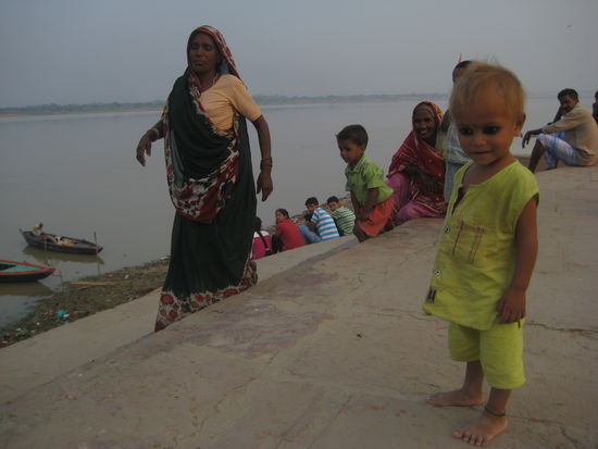 sieht ihr den junge! soo suess. sie schmieren den kinder hier kohle oder so um die augen, um sie von dreck zu schuetzen