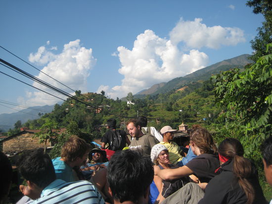 auf dem weg nach pokhara hatte es nur noch platzt auf dem dach des busses. mussten zwar immer nach stromkabel und baeume ausschau halten, aber spass hats gemacht