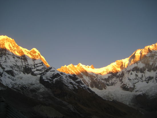 rechts anapurna south, links anapurna one. 8091 metere ueber meer