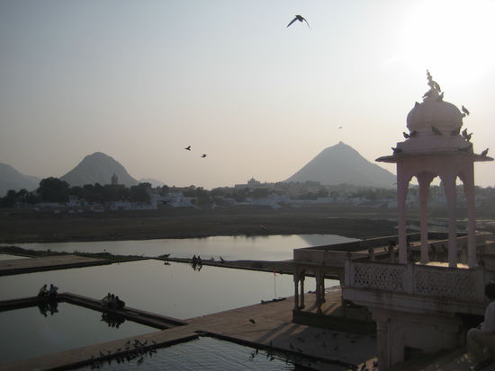 die swimming ghats, da waschen sich die inder. leider ist der groesste teil des sees ausgetrocknet