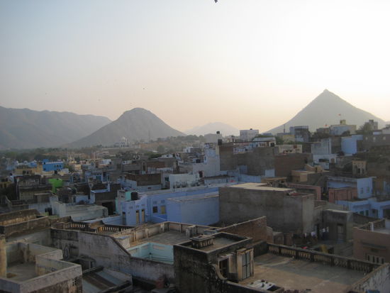 sicht von unserer dachterasse auf pushkar