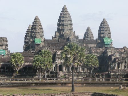 Wow - da waren wir mächtig beeindruckt: tausendmal auf Fotos gesehen, nun live dabei! Unglaublich!
(für die Unwissenden: das ist Angkor Wat)
