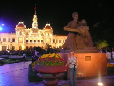 Und genau dort haben wir Silvester gefeiert: auf dem Rathausplatz vorm Ho Chi Minh-Denkmal