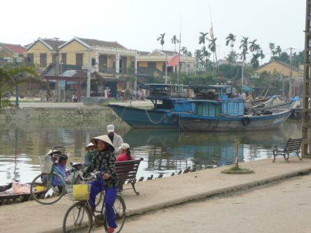 Verträumter alter Hafen in Hoi An (oben und unten)