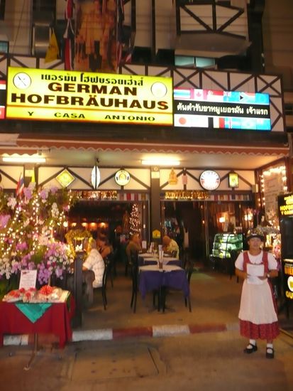 Für die deutschen Touris: Oa Schnitzl un oa Moaß (Thai-Dame in Tracht inklusive)