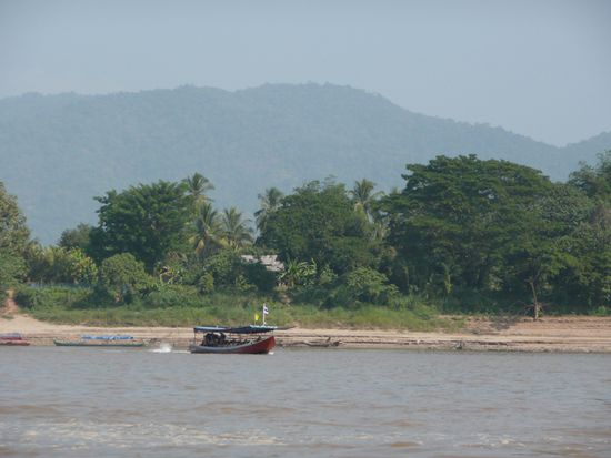 Auf dem Mekong mit Blick nach Laos