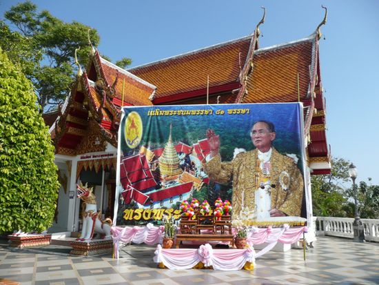 Ueberall wird Koenig Bhumibol verehrt und ist allgegenwaertig