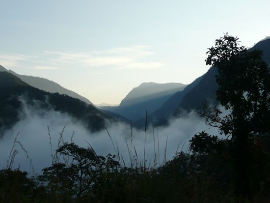 Morgennebel in den Bergen