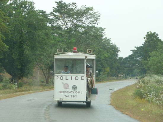 Hier wird scharf geschossen - Die Parkpolizei im Historical Park Sukhothai.