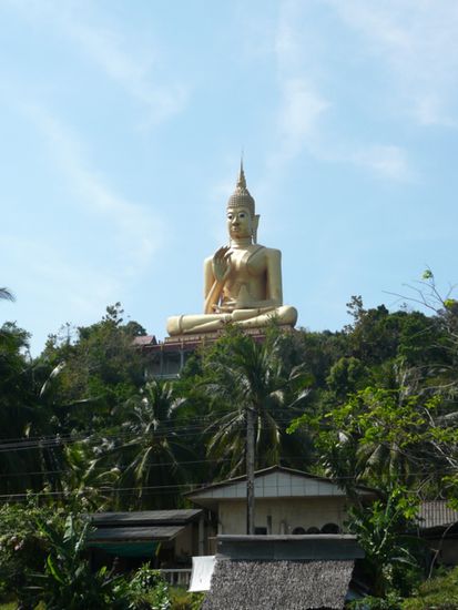 Ueber der Autobahn trohnt ein riesiger goldener Buddha