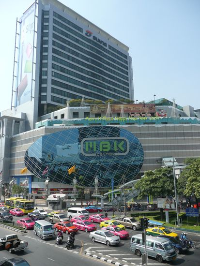 Shoppen bis zum Umfallen im Konsumtempel MBK