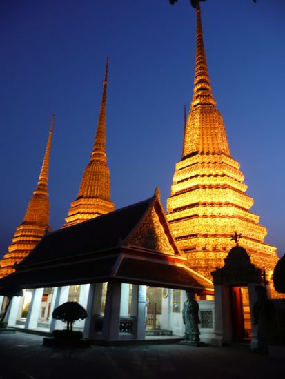 Wat Pho by night