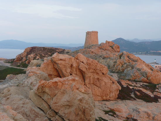 ein schöner Wachturm auf der L'Ile Rousse