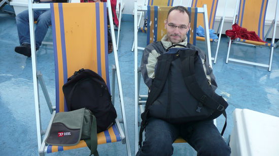 Unsere "hart" erkämpften Liegestühle an Deck