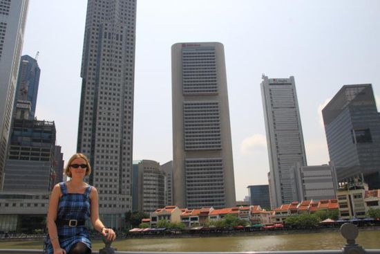 Hendi vor der Skyline Singapores