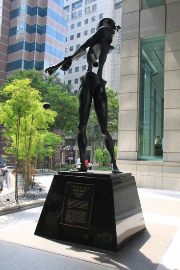 Kunst in der Stadt: Salvadore Dali's "Hommage to Newton"