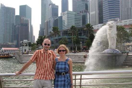 Wir Zwei vor dem Stadtsymbol, dem Merlion.