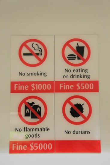 Tue nichts, dann zahlst Du auch nichts. Zur Erklärung "No Durians". Diese Frucht soll stinken wie die Seuche. Das mögen die in der U-Bahn nicht so. 
