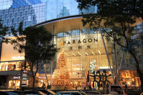 Einkaufscenter auf der Orchard Road. Davon gibts ungefähr 20 allein auf der Straße und auch in dieser Größe.