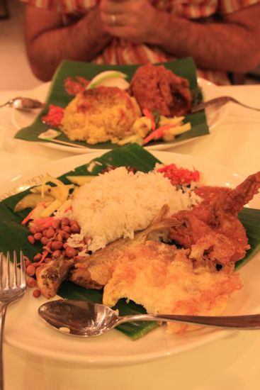 Essen im Food Court. Einmal Nasi Lemak, typisch malayisch und einmal etwas anderes, dessen Namen ich mir nicht merken konnte.
