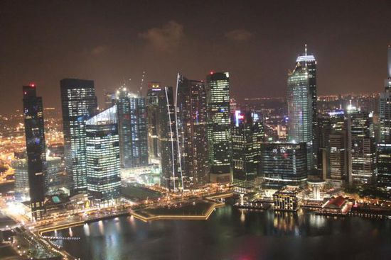 Skyline von der Terrasse des Marina Bay Sands Hotels