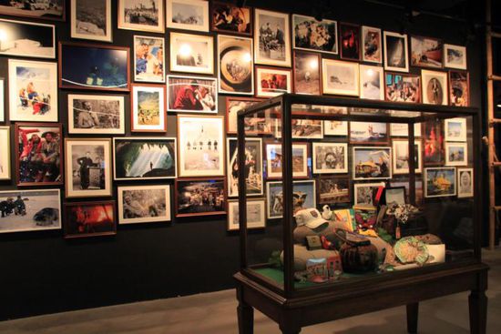 Ein cooler Laden...ausschließlich Dinge vom "The National Geographic". ALLES, was hier steht kann gekauft werden, Vitrinen, Bilder, Klamotten und und und...