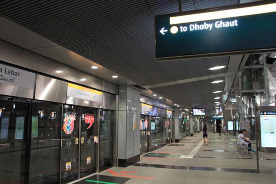 Eine der zentralen U-Bahn-Stationen Dhoby Ghaut. Alle Züge fahren hier übrigens ohne Personal ganz automatisch