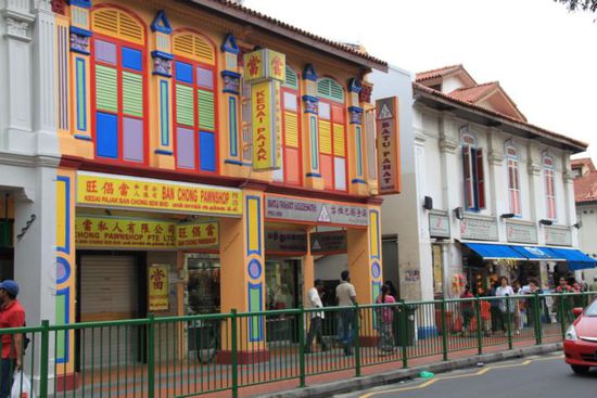 Little India. Weitere bunte Häuser.