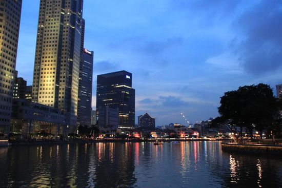 Skyline am Abend mit Boat Quay