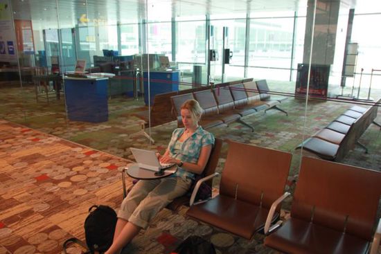 Wir nutzen jede Minute, um zu schreiben. Der Flughafen Singapore macht das sehr angenehm möglich.