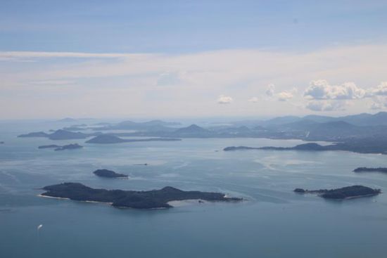 Knapp 2h später sind die Inslen rund um Phuket zu sehen.
