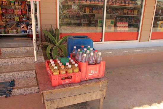 Die einfache Version einer Tankstelle. Benzin aus Flaschen.