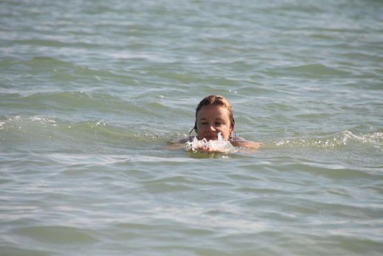 Hier paddelt die Hendi am frühen Morgen im Meer....