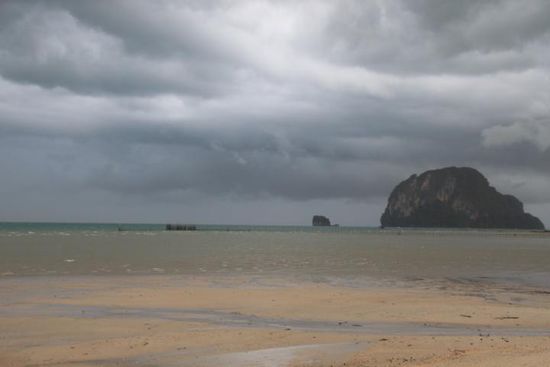 Noch einmal Glück gehabt. Hinten bei dem Felsen blitzte es ordentlich.