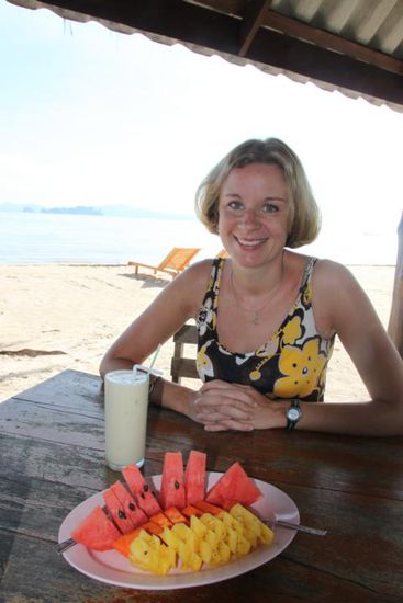 Frühstück am Strand mit lecker Banana-Shake und frischen Früchten