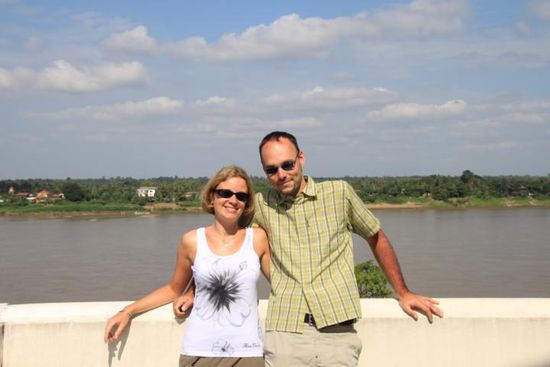 Wir mit Mekong und Laos im Hintergrund