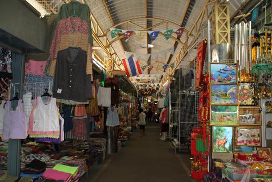 Auf dem Thasadaj Markt unterwegs