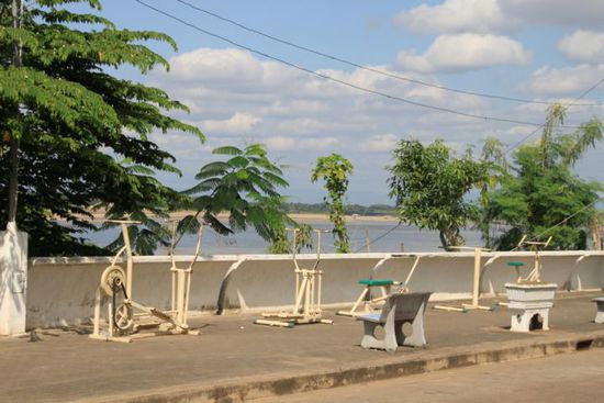 Eigenartiges Open-Air Fitnessstudio.  Die Geräte sind in Betrieb, aber von anno dazumal