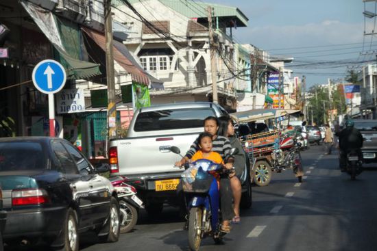 Jeder fährt wie er will, dafür konstant 30km/h.