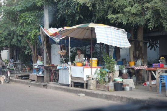 Eine der unzähligen und all zu typischen Garküchen, aus denen es meist ganz lecker riecht.