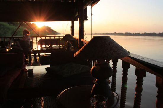 Chillige Gaja-Bar mit Mekong Sunset und 'n Cocktail in der Hand.