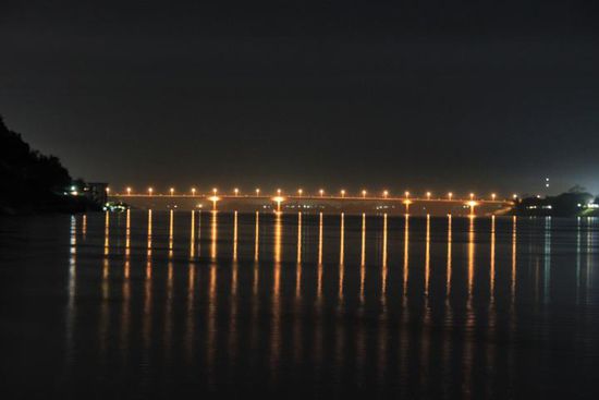 Friendship-Bridge by Night. Der Weg nach Laos.