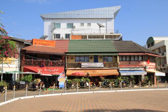 Dies hier ist der Hauptplatz der Hauptstadt, nicht viel los und alles klein und überschaubar.