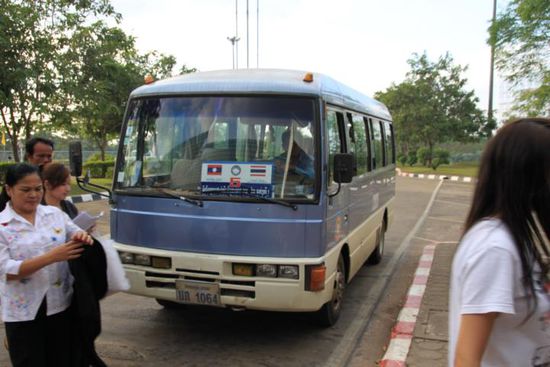 Diese Busse fahren den ganzen Tag nur auf der Friendship Bridge hin und her, weil man nicht zu Fuß gehen darf.